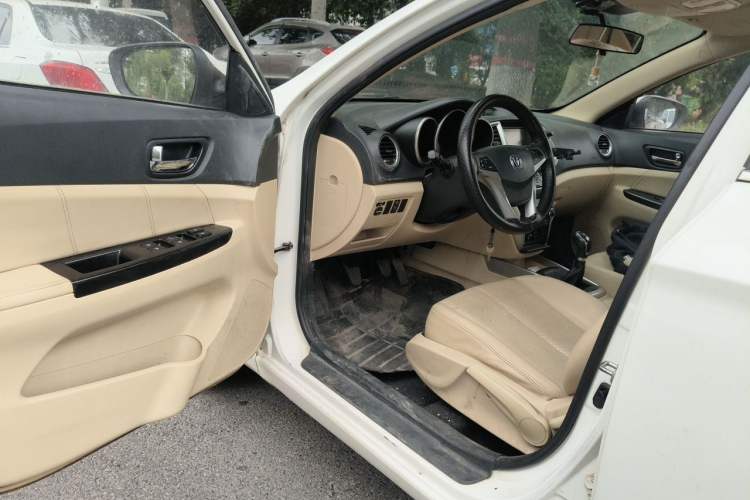 Used CHANGAN Eado 2015 1.6L Manual Luxury Model China IV Standard Driver Seat