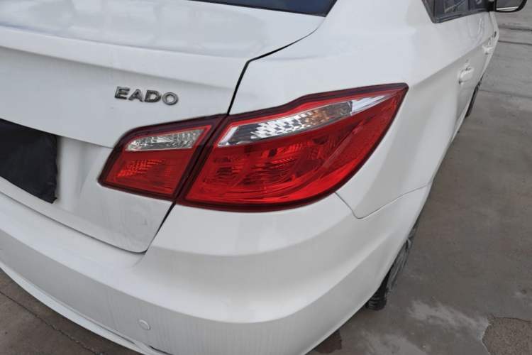 Used CHANGAN Eado 2015 1.6L Manual Luxury Model China V Standard Exterior 3