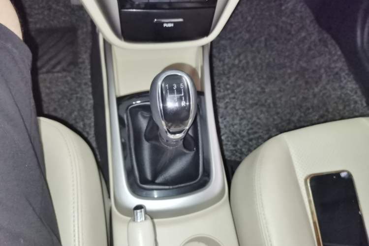 Used CHANGAN Eado 2015 1.6L Manual Luxury Model China V Standard Gear Lever