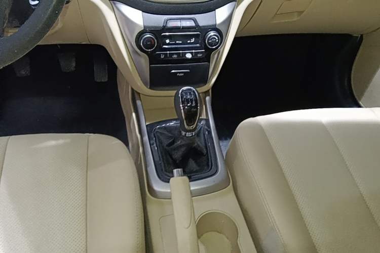 Used CHANGAN Eado 2015 1.6L Manual Luxury Model China V Standard Gear Lever
