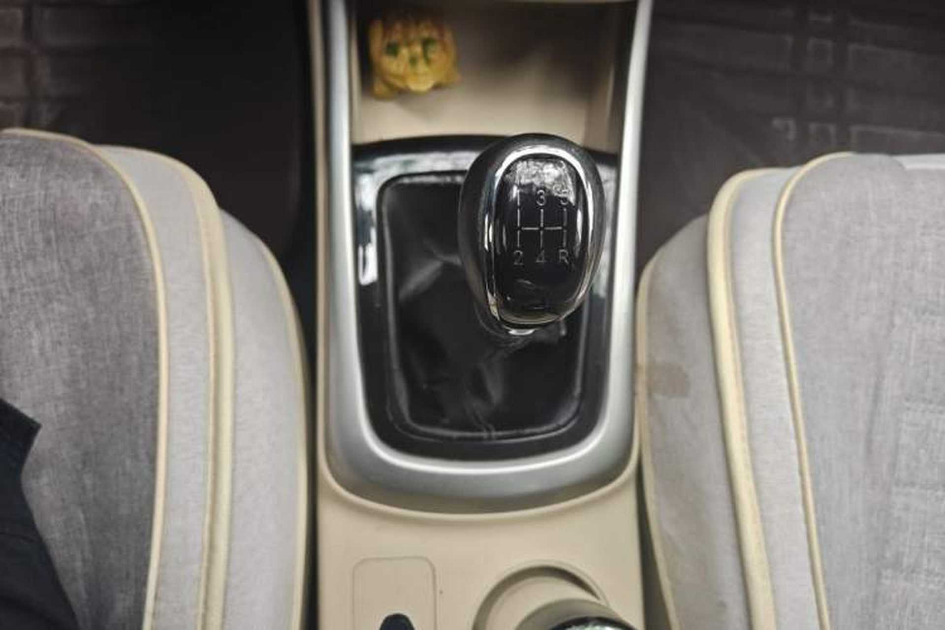 Used CHANGAN Eado 2015 1.6L Manual Luxury Model China IV Standard Gear Lever