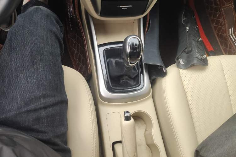 Used CHANGAN Eado 2015 1.6L Manual Luxury Model China V Standard Gear Lever