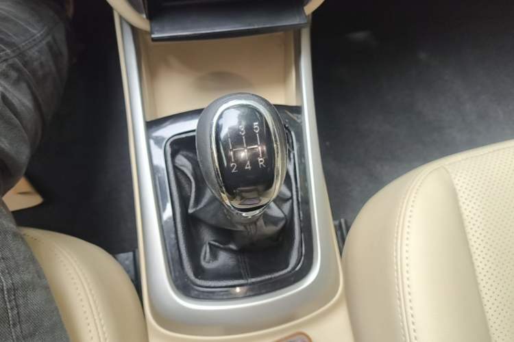 Used CHANGAN Eado 2015 1.6L Manual Luxury Model China V Standard Gear Lever