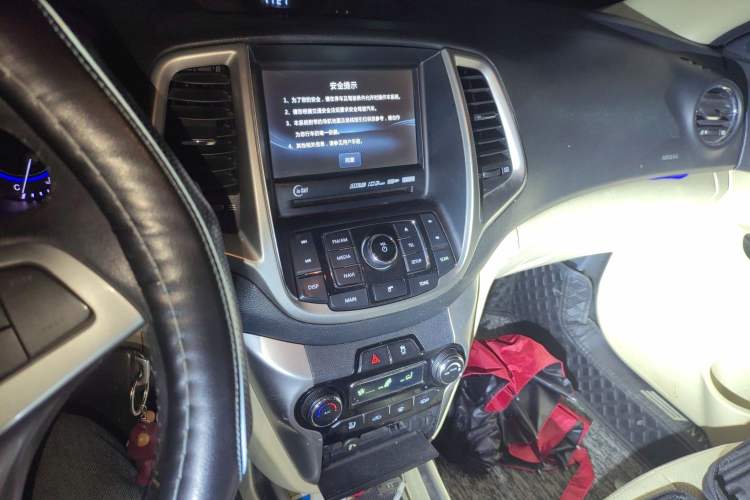Used CHANGAN Eado 2015 1.6L Manual Luxury Model China V Standard Audio And AC Panel