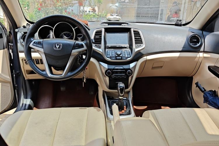 Used CHANGAN Eado 2015 1.6L Manual Luxury Model China IV Standard Center Console