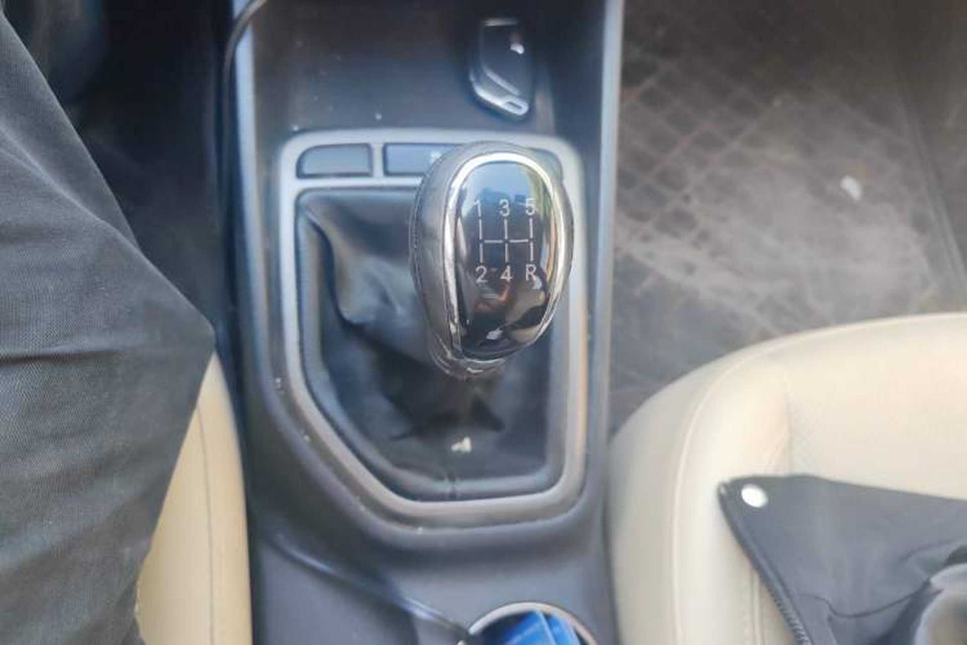 Used CHANGAN Eado 2016 1.6L Manual Fashion Edition Gear Lever
