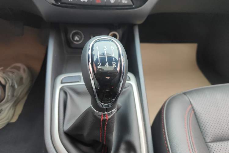 Used CHANGAN Eado 2016 1.6L Manual Fashion Edition Gear Lever