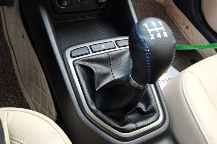Used CHANGAN Eado 2016 1.6L Manual Fashion Edition Gear Lever