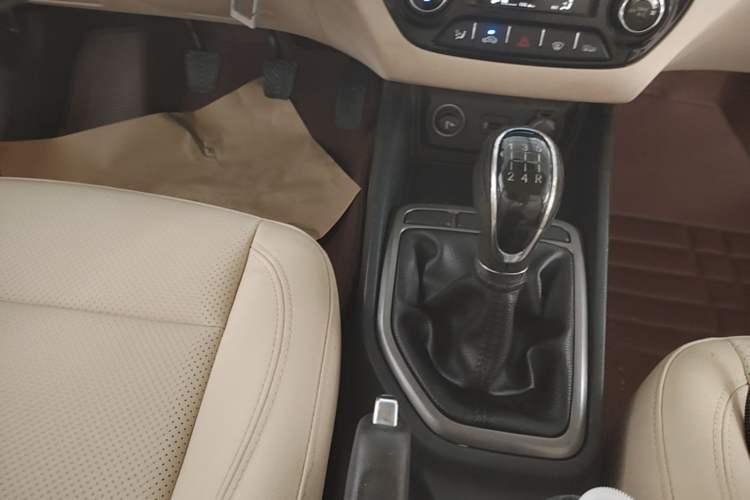 Used CHANGAN Eado 2016 1.6L Manual Fashion Edition Gear Lever