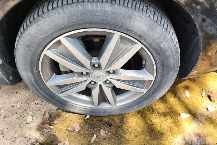 Used CHANGAN Eado 2016 1.6L Manual Fashion Edition Right Front Wheel Hub
