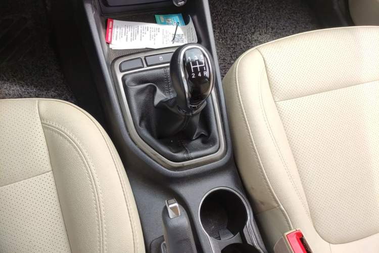 Used CHANGAN Eado 2016 1.6L Manual Fashion Edition Gear Lever