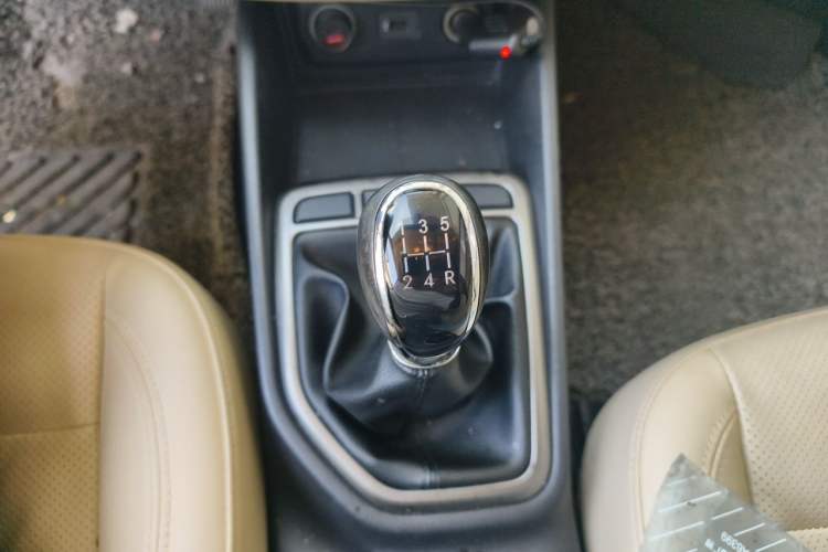 Used CHANGAN Eado 2016 1.6L Manual Fashion Edition Gear Lever