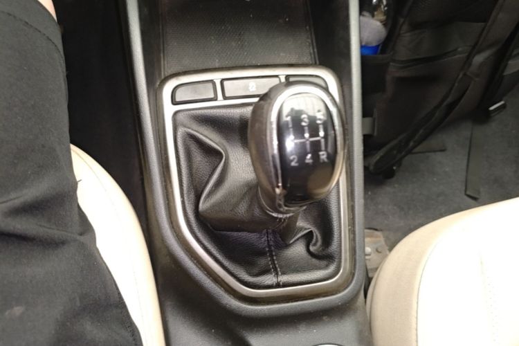 Used CHANGAN Eado 2016 1.6L Manual Fashion Edition Gear Lever