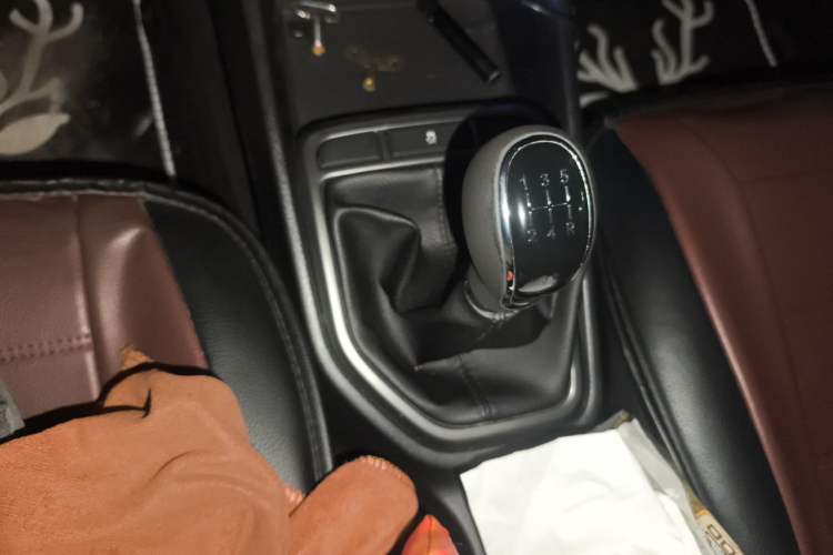 Used CHANGAN Eado 2016 1.6L Manual Fashion Edition Gear Lever