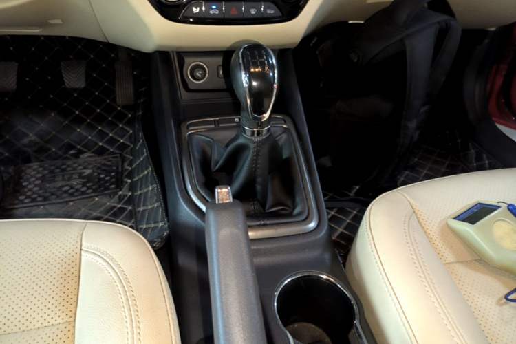 Used CHANGAN Eado 2016 1.6L Manual Fashion Edition Gear Lever