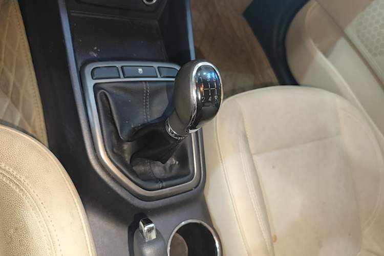 Used CHANGAN Eado 2016 1.6L Manual Fashion Edition Gear Lever