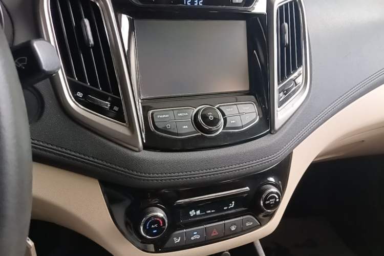 Used CHANGAN Eado 2016 1.6L Manual Fashion Edition Audio And AC Panel