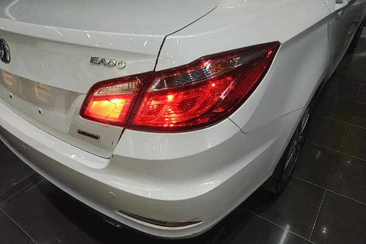 Used CHANGAN Eado 2016 1.6L Manual Fashion Edition Exterior 3