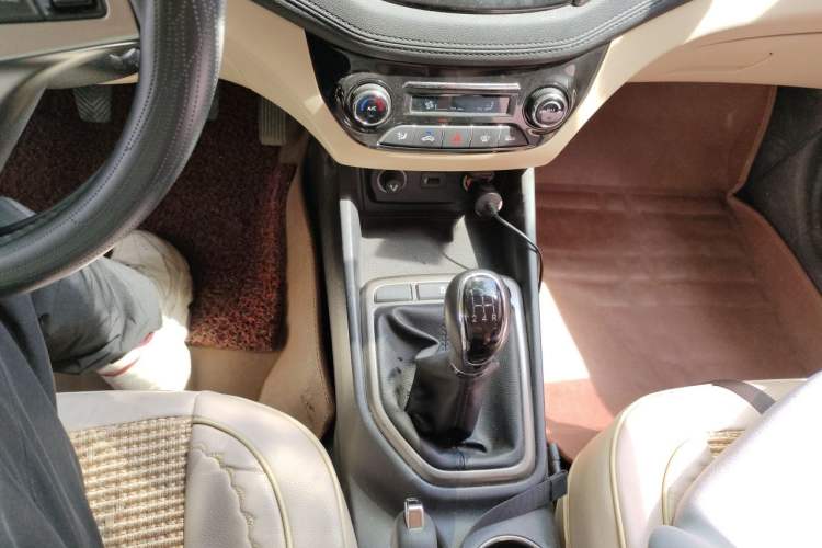 Used CHANGAN Eado 2016 1.6L Manual Fashion Edition Gear Lever
