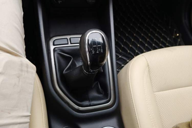 Used CHANGAN Eado 2016 1.6L Manual Fashion Edition Gear Lever
