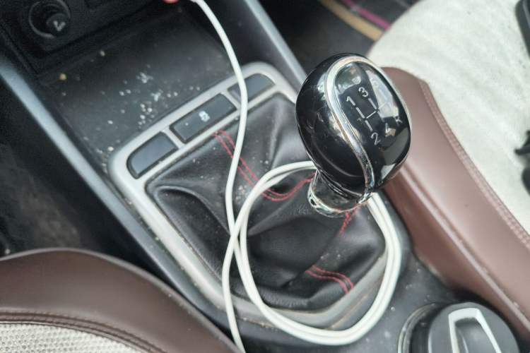 Used CHANGAN Eado 2016 1.6L Manual Fashion Edition Gear Lever