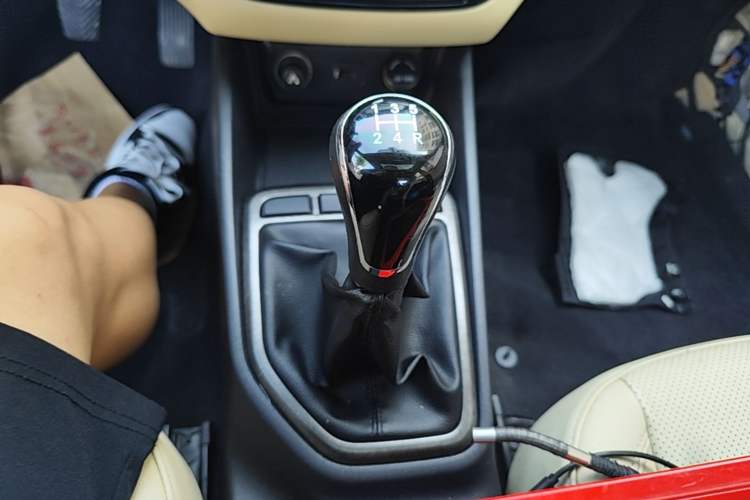 Used CHANGAN Eado 2016 1.6L Manual Fashion Edition Gear Lever