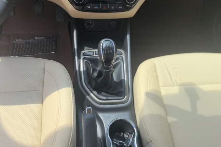Used CHANGAN Eado 2016 1.6L Manual Fashion Edition Gear Lever
