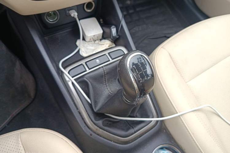 Used CHANGAN Eado 2016 1.6L Manual Fashion Edition Gear Lever