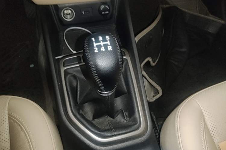 Used CHANGAN Eado 2016 1.6L Manual Fashion Edition Gear Lever