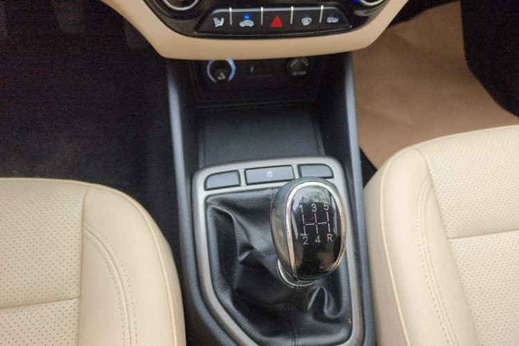 Used CHANGAN Eado 2016 1.6L Manual Fashion Edition Gear Lever