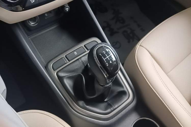 Used CHANGAN Eado 2016 1.6L Manual Fashion Edition Gear Lever