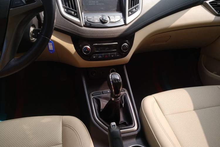 Used CHANGAN Eado 2016 1.6L Manual Fashion Edition Gear Lever