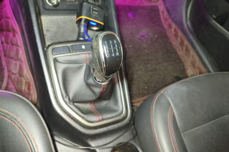 Used CHANGAN Eado 2016 1.6L Manual Fashion Edition Gear Lever