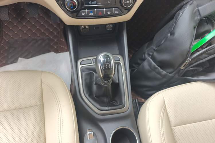 Used CHANGAN Eado 2016 1.6L Manual Fashion Edition Gear Lever