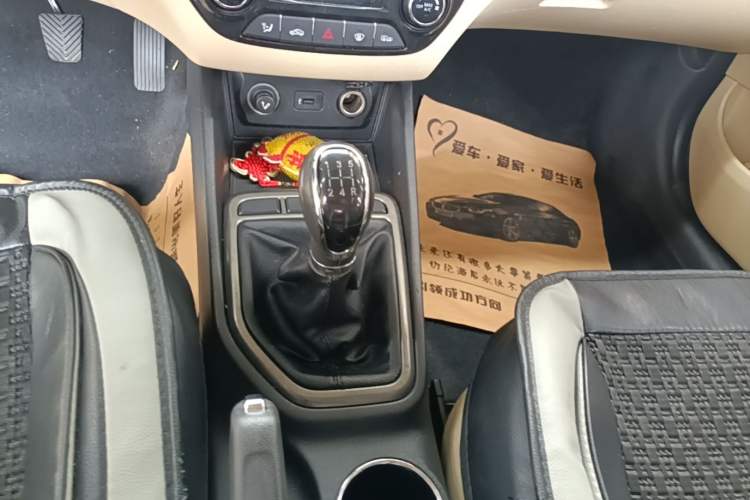 Used CHANGAN Eado 2016 1.6L Manual Fashion Edition Gear Lever