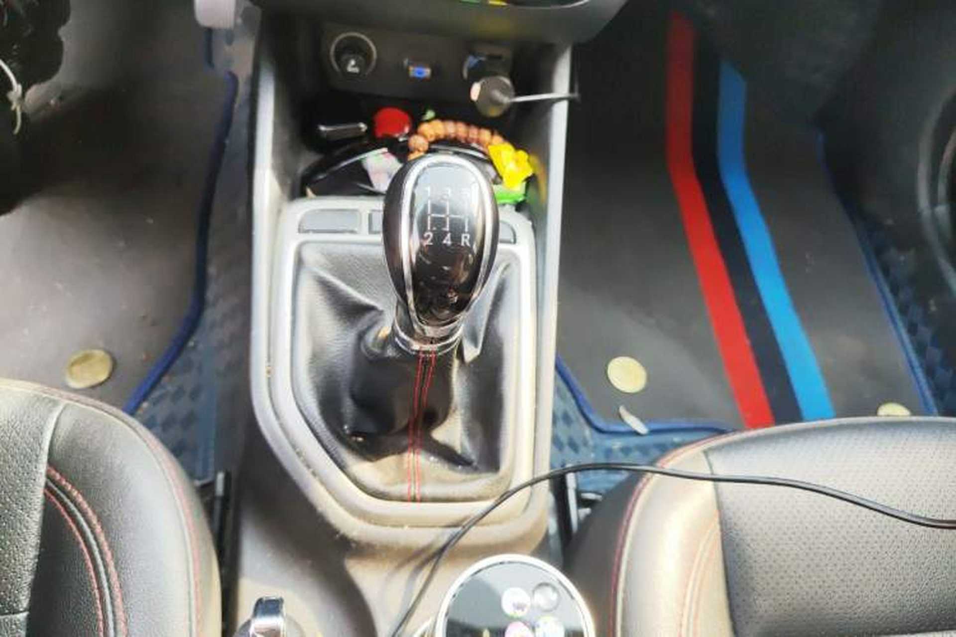 Used CHANGAN Eado 2016 1.6L Manual Fashion Edition Gear Lever