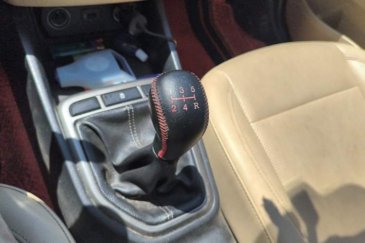 Used CHANGAN Eado 2016 1.6L Manual Fashion Edition Gear Lever