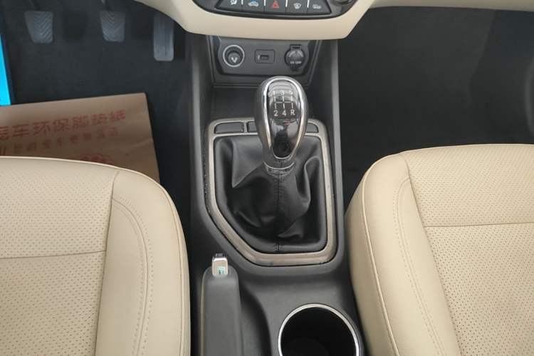 Used CHANGAN Eado 2016 1.6L Manual Fashion Edition Gear Lever