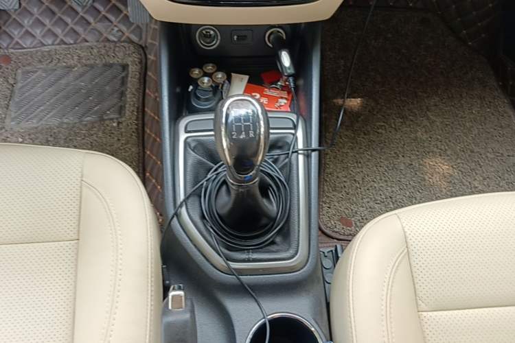 Used CHANGAN Eado 2016 1.6L Manual Fashion Edition Gear Lever