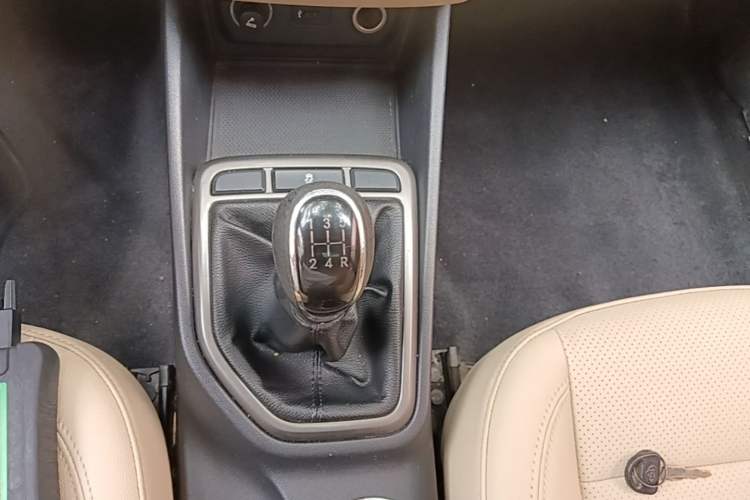 Used CHANGAN Eado 2016 1.6L Manual Fashion Edition Gear Lever