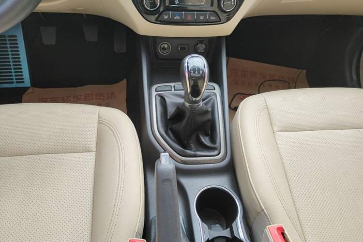 Used CHANGAN Eado 2016 1.6L Manual Fashion Edition Gear Lever