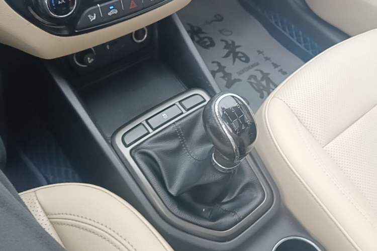 Used CHANGAN Eado 2016 1.6L Manual Fashion Edition Gear Lever