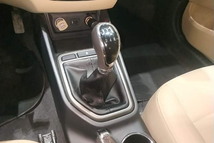 Used CHANGAN Eado 2016 1.6L Manual Fashion Edition Gear Lever
