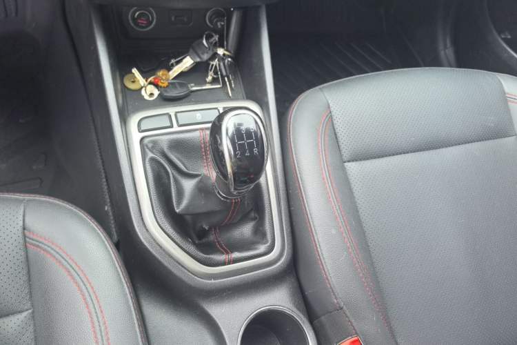 Used CHANGAN Eado 2016 1.6L Manual Fashion Edition Gear Lever