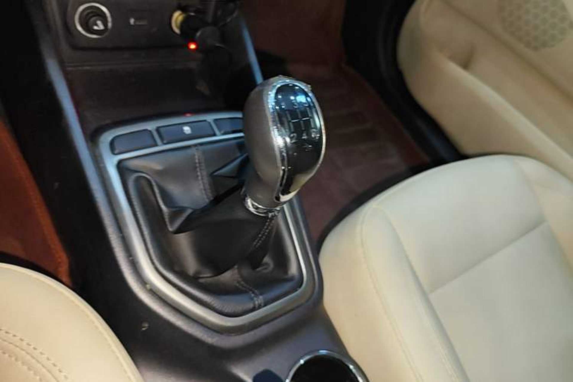 Used CHANGAN Eado 2016 1.6L Manual Fashion Edition Gear Lever