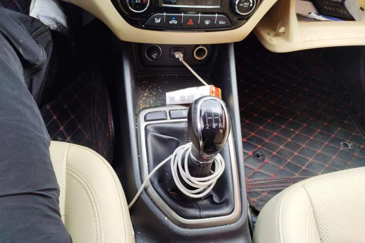 Used CHANGAN Eado 2016 1.6L Manual Fashion Edition Gear Lever