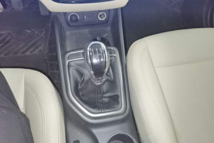 Used CHANGAN Eado 2016 1.6L Manual Fashion Edition Gear Lever