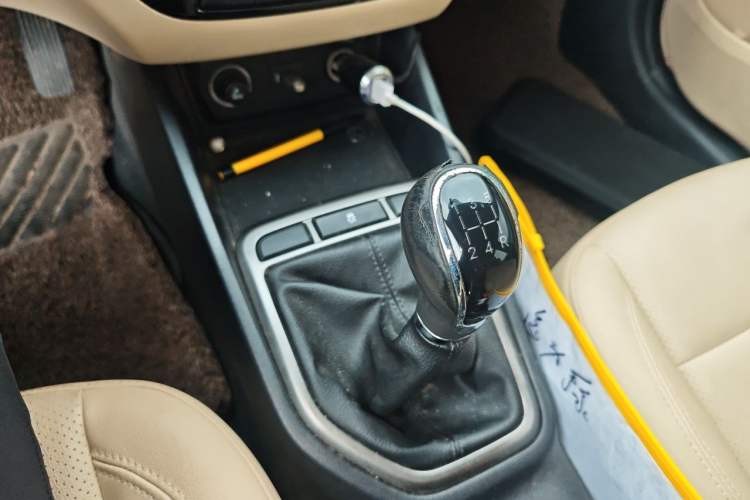Used CHANGAN Eado 2016 1.6L Manual Fashion Edition Gear Lever