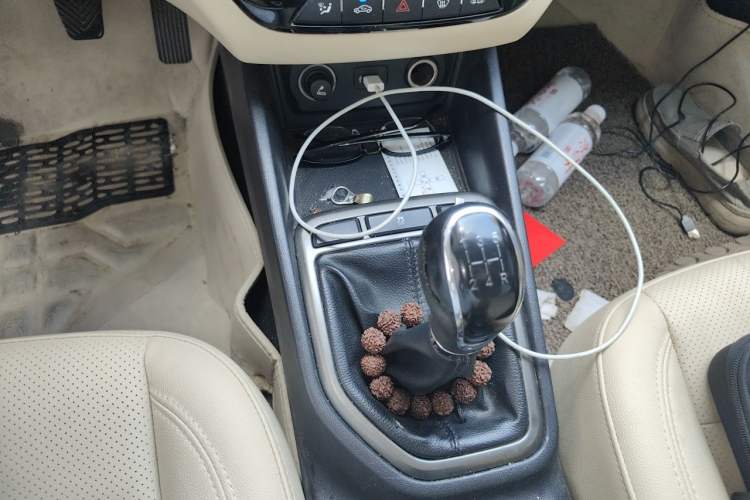 Used CHANGAN Eado 2016 1.6L Manual Fashion Edition Gear Lever