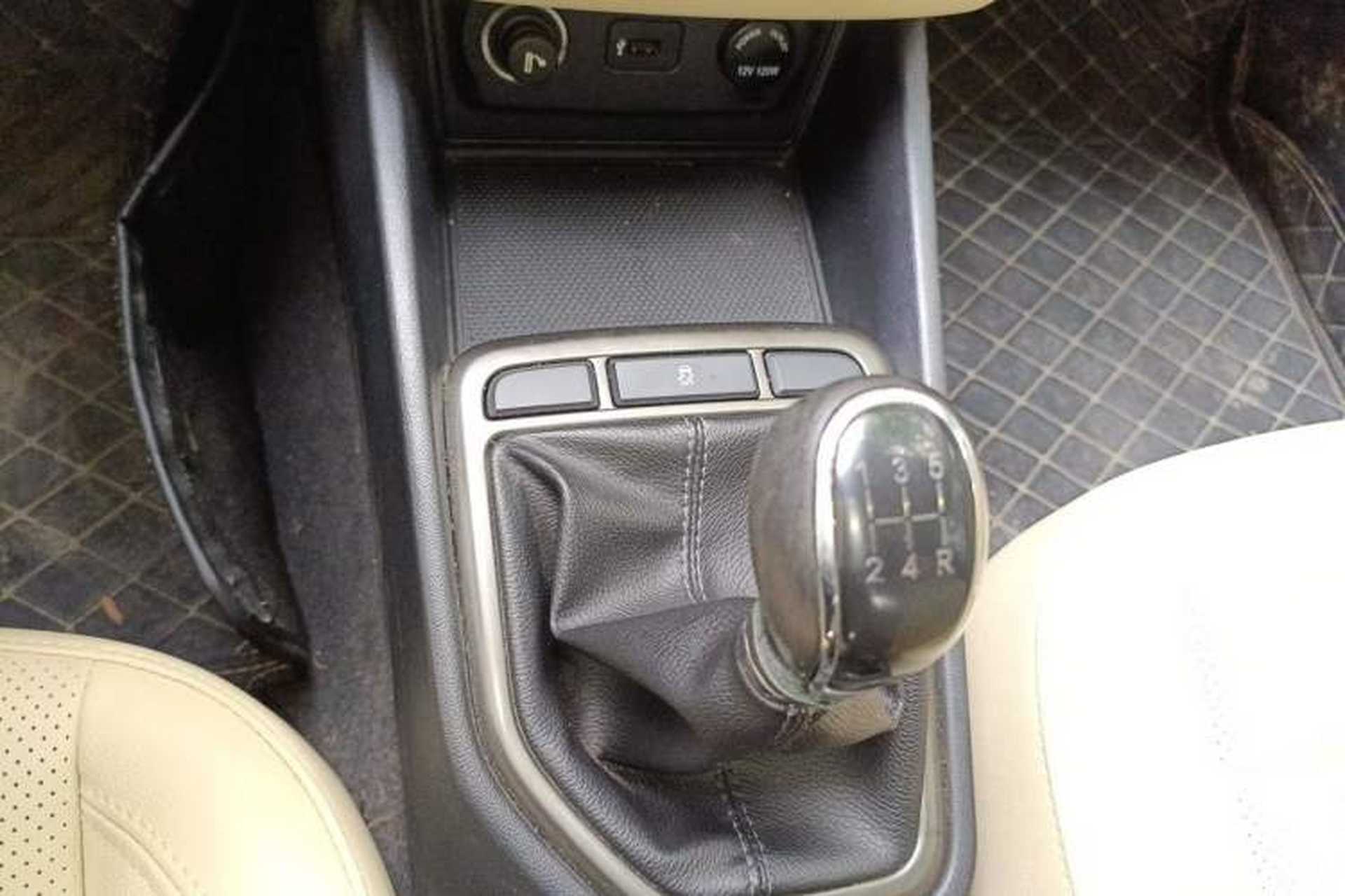 Used CHANGAN Eado 2016 1.6L Manual Fashion Edition Gear Lever